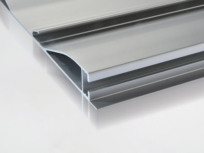 Eloxierte Aluminiumprofile für Bordwände.